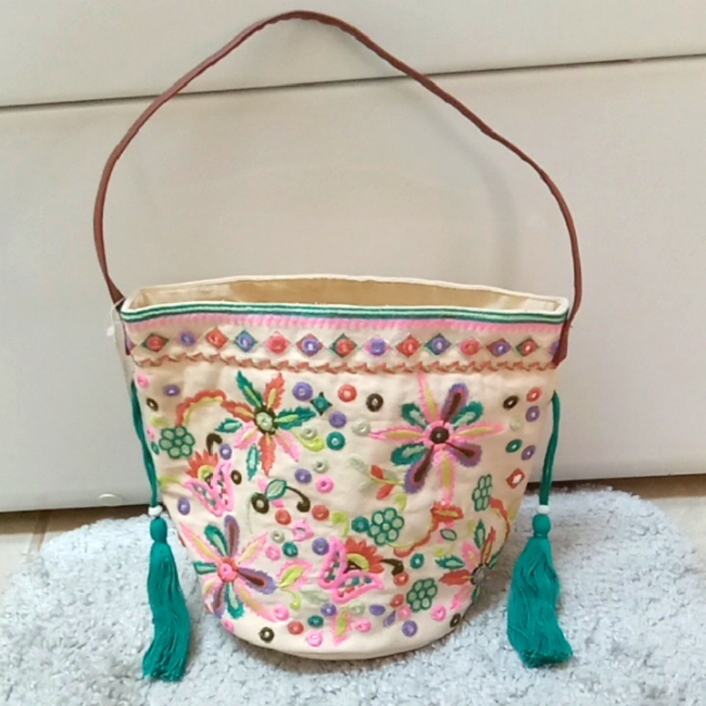 *Final Price* NWT Vintage Style Embroidered Boho Canvas Bucket Bag